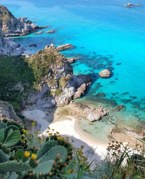 Tropea Italy, Italy Beaches, Calabria Italy, Sardinia Italy, Places In Italy, Us Travel Destinations, Romantic Vacations, Herbalife Nutrition, Seaside Towns