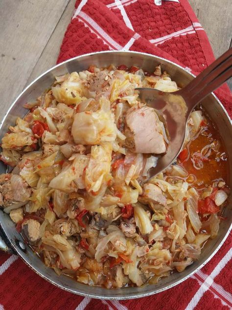 Ghanaian style cabbage stew using smoked tuna. You can use canned tuna in oil or any smoked fish of choice for variation. #fishrecipe #tuna #cabbage Tuna Cabbage, Tuna In Oil, Cholesterol Friendly Recipes, Chilli Soup, Smoked Tuna, Cabbage Stew, Ghana Food, Rice Side Dish Recipes, Low Carb High Fat Diet