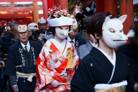 Kitsune no Yomeiri Matsuri – Fox Wedding Festivals Japanese Fox Mask, Susanoo Naruto, Japanese Fox, Fox Wedding, Noh Mask, Kitsune Mask, Kitsune Fox, Japanese Festival, Japan History