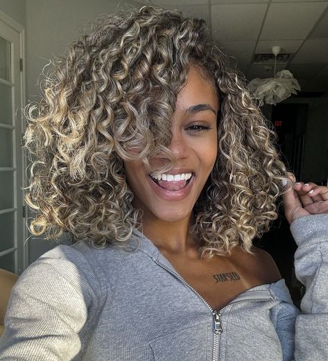 Halo Highlights Curly Hair, Mixed Hair Dye Ideas, Short Curly Blonde Highlights, Short Curly Hair With Blonde Highlights, Curly Hair Blonde Tips, Brown And Blonde Highlights Curly Hair, Expensive Hair Color, Ash Blonde Hair Curly, Money Pieces Curly Hair