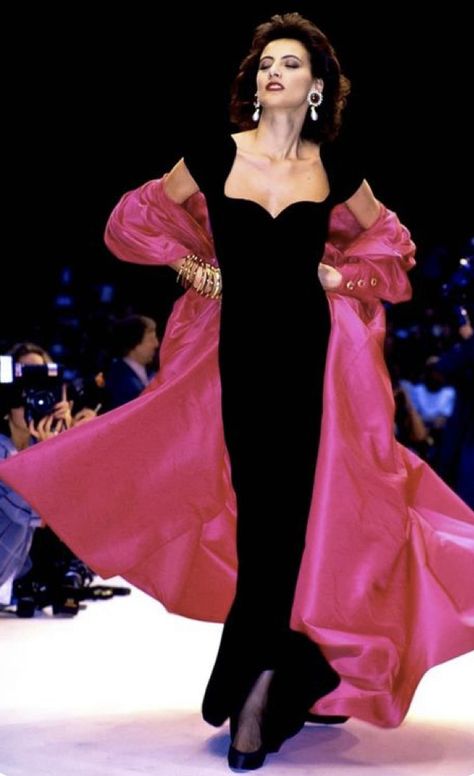 1987 Fashion, Runway Gowns, 90s Runway Fashion, Vintage Runway, 80s And 90s Fashion, Mode Hippie, Chanel Couture, Chanel Haute Couture, Looks Party