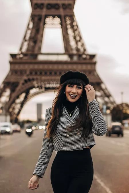 Fall Outfits For Paris, Paris Hat Outfit, Tan Beret Outfit, Outfit With Beret Hat, Black Beret Outfit, Outfit With Beret, Beret Hat Outfit, Hat Outfit Winter, Black Beret Hat