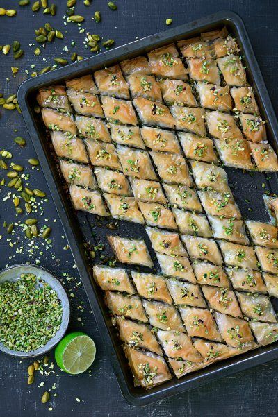 Recept "Baklava met pistache" | njam! Baklava Recept, Pistachio Baklava, Baklava Recipe, Dessert Cake Recipes, Sweet Tarts, Turkish Recipes, Vegan Baking, Baklava, Greek Recipes