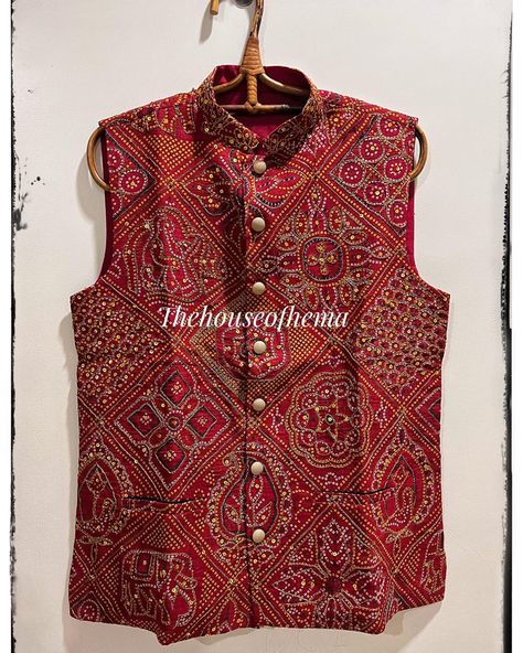 Koti Style Kurti, Koti Jacket, India Fashion Men, Gamthi Work, Chudithar Neck Designs, Lengha Blouse Designs, Choli Blouse Design, Vintage Dupatta, Baby Dress Diy