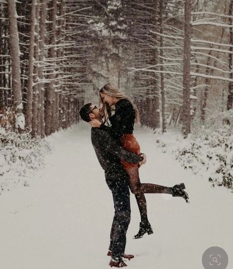 Winter Snow Engagement Photos Outfit, Engagement Photos Snow Picture Ideas, Winter Couple Shoot Outfits, Winter Nature Engagement Photos, Winter Dress Engagement Photos, Cute Winter Engagement Outfits, Engagement Christmas Pictures, Cute Winter Photoshoot Ideas Couples, Cute Winter Couple Photos