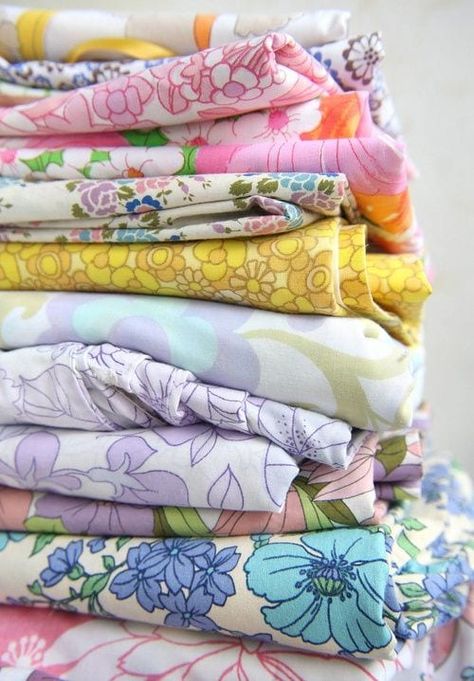 I love vintage bed sheets! I can't wait to share these 15 genius ideas for repurposing vintage sheets, including clothing, bedding, and more! Sew Pajama Pants, Adult Art Projects, Eclectic Bedding, Pajama Pants Pattern, Vintage Bed Sheets, Cute Paper Crafts, Vintage Pajama, Neutral Bed Linen, Quick Sewing Projects