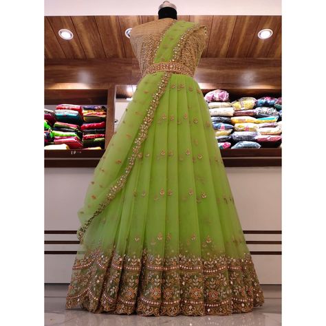 Netted Lehenga Netted Half Saree Designs, Netted Lehenga Designs, Lehanga Designs Latest For Wedding, Princess Lehenga, Netted Lehenga, Indian Asthetics, Bollywood Lengha, Lengha Sari, Indian Wedding Lehenga