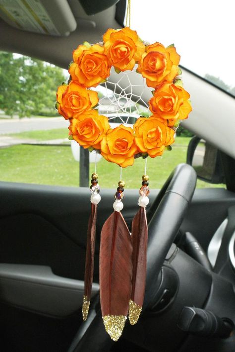 Interior Car Decorations, Roses Glitter, Dipped Feathers, Boho Car Accessories, Hippie Car, Car Accessories Diy, Jeep Ideas, Orange Dream, Car Style