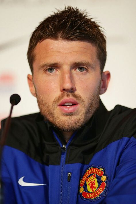 Michael Carrick of Man Utd in 2013. Michael Carrick, 40s Hairstyles, Manchester United Football Club, Premier League Champions, European Cup, Manchester United Football, Man Utd, Europa League, Man United