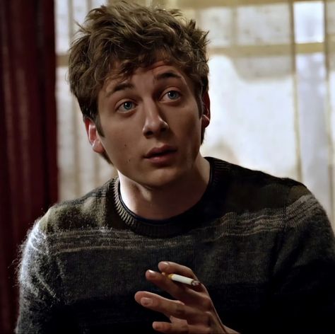 Lip Gallagher, Carl Gallagher, White Lips, Allen White, Jeremy Allen White, Happily Married, Boy Hairstyles, Pose Reference, Profile Picture