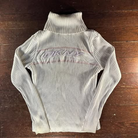 Turtle Neck Aesthetic, Dkny 90s, 90s Turtleneck, 90s Dkny, Vintage Turtleneck, Pink Turtleneck, Pink Turtleneck Sweater, Pics Vintage, Winter 23