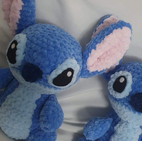 Blue Crochet Animals, Pink Creature, Stitch Amigurumi, Yarn Stitches, ليلو وستيتش, Easy Crochet Animals, Lilo Y Stitch, Crochet Cow, Chenille Yarn