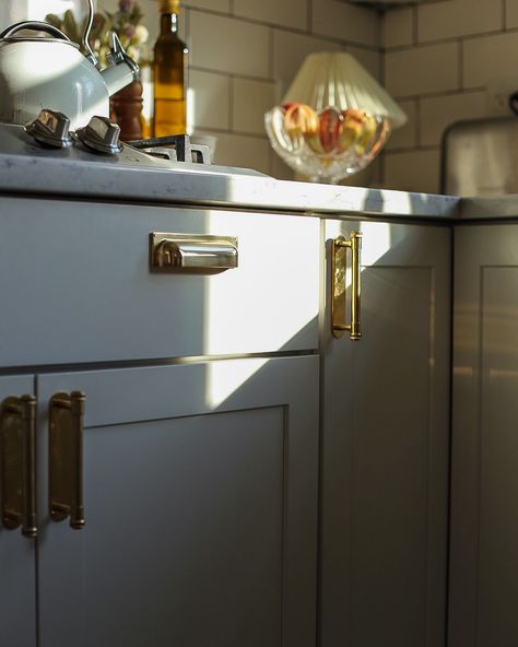 Our kitchen in the early autumn light … Comment SHOP for our kitchen hardware! One of the best things we did last fall was swap our our matte black hardware for this polished brass hardware. It completely changed the look and feel of the entire space. I swear…never underestimate the change power of hardware! Another question we get asked a lot is how big is our kitchen? It’s actually a 10x10! When we moved in 7 years ago we tore down the wall between the kitchen and the dining room and it ... Cabinet Hardware With Backplate, Hardware With Backplate, Instant Face Lift, Cabinet Fronts, Matte Black Hardware, Autumn Lights, Kitchen Hardware, Early Autumn, Cabinet Pulls