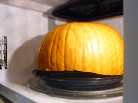 Sure, it's a cliche. But when October rolls around, I want pumpkin. No, not the… Soup Pumpkin, Creamy Pumpkin Soup, Pumpkin Dishes, Cooking Pumpkin, Pumpkin Chili, Mason Jar Meals, Jelly Roll Pan, Clean Microwave, Meals In A Jar