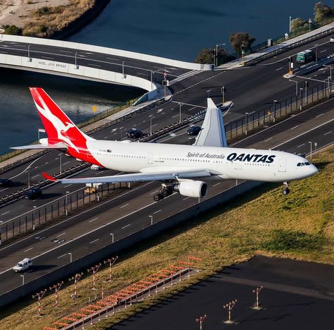 Qantas A330 Qantas Airlines, Australian Airlines, Commercial Aircraft, Aircraft Pictures, Constellations, Airlines, Transportation, New Zealand, Aircraft