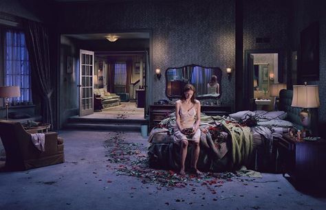 L'envers Du Décor Du Rêve Américain Par Gregory Crewdson Gregory Crewdson Photography, Metamodernism, Shooting Pose, Gottfried Helnwein, Gregory Crewdson, Winter Bed, Narrative Photography, Brief Encounter, Diane Arbus