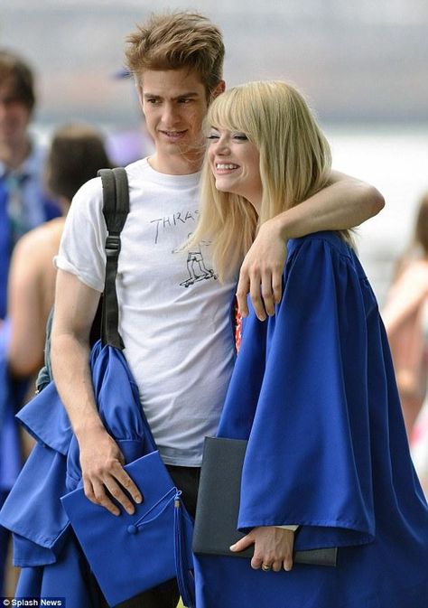 Gwen and Peter in The Amazing Spider-Man 2 graduation scene Andrew Garfield Haircut, Peter And Gwen, Emma Stone Gwen Stacy, Peter Parker Andrew Garfield, Emma Stone Andrew Garfield, Iron Man Cartoon, The Amazing Spiderman 2, Andrew Garfield Spiderman, Garfield Spiderman