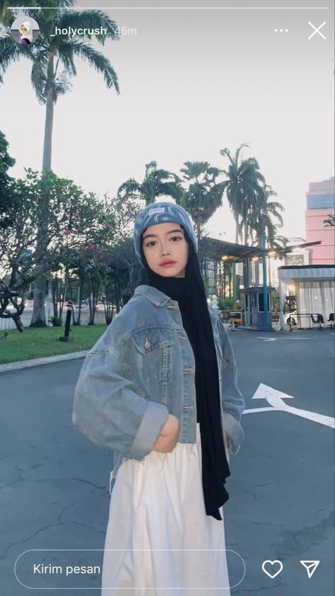 Beanie Hat: Arsel Rembrandt | Oversized Ripped Jacket/ James Jacket: Hip&Tell | Robin Skirt: byneeth Hat Hijab Outfit, Beany Hats Outfit, Denim Jacket Outfit Hijab, Hijab With Beanie, Beanie Hijab, Hijab Beanie, Beanie Hat Outfit, Ripped Jacket, Modest Outfits Muslim