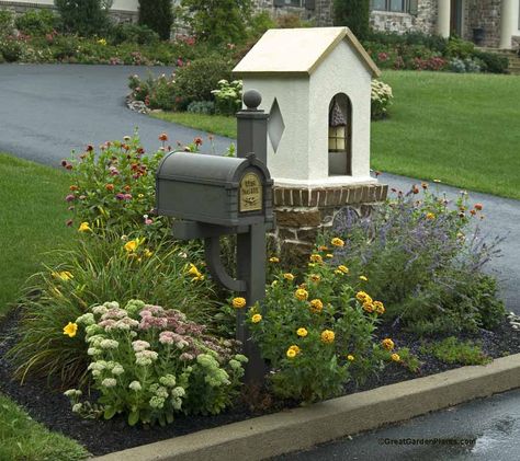 Mailbox Gardening Idea Easy Landscaping Front Yard, Brick Mailbox, Mailbox Flowers, Mailbox Garden, Mailbox Makeover, Mailbox Landscaping, Front Yards Curb Appeal, Mailbox Decor, Mail Boxes