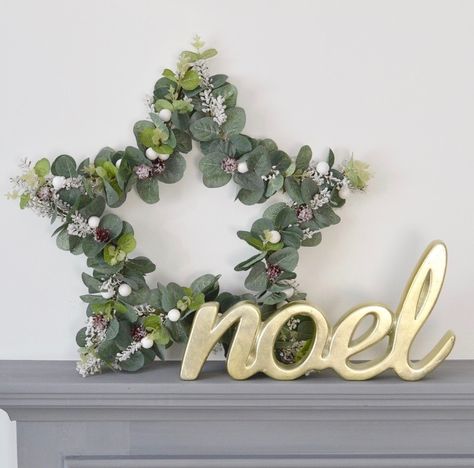 A simple and stylish wire star wreath made with gypsophila, eucalyptus, berries and pinecones Star Wreath Ideas, Star Wreaths, Lighted Wreath, Diy Christmas Star, Wire Star, Star Wreath, Diy Fleur, Lighted Wreaths, Diy Star