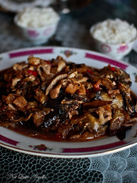 Chinese Eggplant Recipe Braised with chicken.                                                                                                                                                                                 More Braised Eggplant, Chinese Eggplant Recipes, Chicken Chinese, Chinese Eggplant, Cooking Eggplant, Cantonese Cuisine, Eggplant Recipe, Chinese Vegetables, Chicken Slices