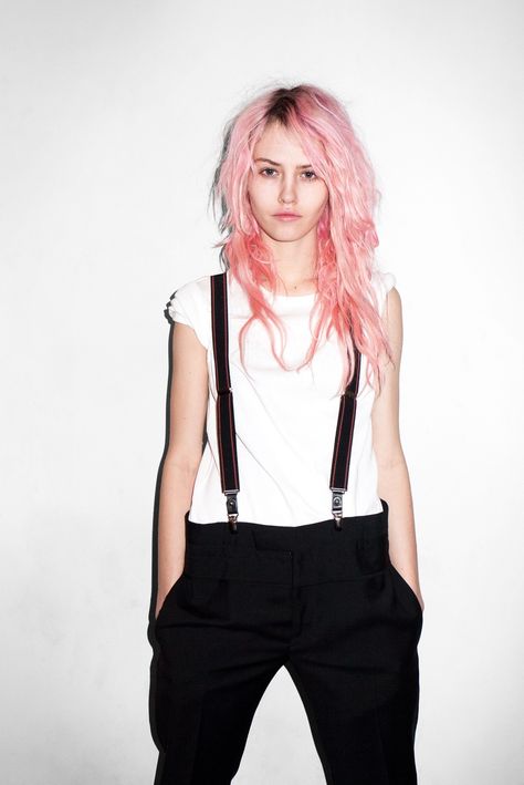 Charlotte Free, Look Grunge, Pastel Pink Hair, Terry Richardson, Img Models, Androgynous Fashion, Pastel Hair, Grunge Hair, White Wall