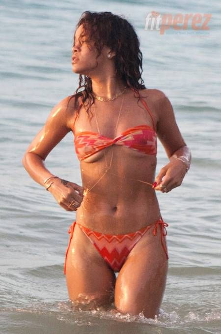 Rhianna's ab workout!! Rihanna Body, Ab Routine, Rihanna Style, Summer Attire, Rihanna Fenty, Beach Babe, Hottest Celebrities, Rihanna, Abs Workout