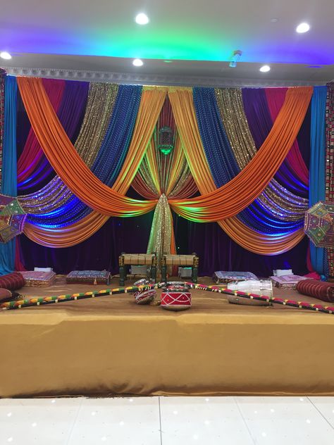 Temple Engagement Decoration, Bollywood Decoration Ideas, Haldi Backdrop, Navratri Decor, High Ceiling Decorating, Aladdin Theme, Lavender Theme, Mandap Decoration, Sangeet Decor