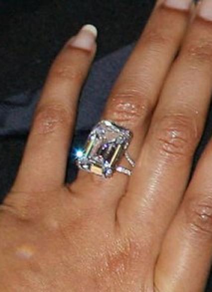 Beyonce's ring is gorgeous! Beyonce Wedding Ring, Beyonce Engagement Ring, Most Expensive Ring, Diamond Flawless, Most Expensive Engagement Ring, Million Dollar Wedding, Expensive Wedding Rings, Expensive Engagement Rings, Lorraine Schwartz