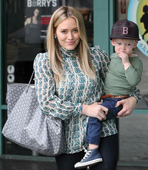 Hilary Duff (Goyard St. Louis Tote) Designer Mom Bags, Mom Handbags, Goyard Bag Outfit, Goyard Tote Outfit, Goyard St Louis Tote, Celebrity Mom, Goyard Tote Bag, Celebrity Bags, Goyard Tote