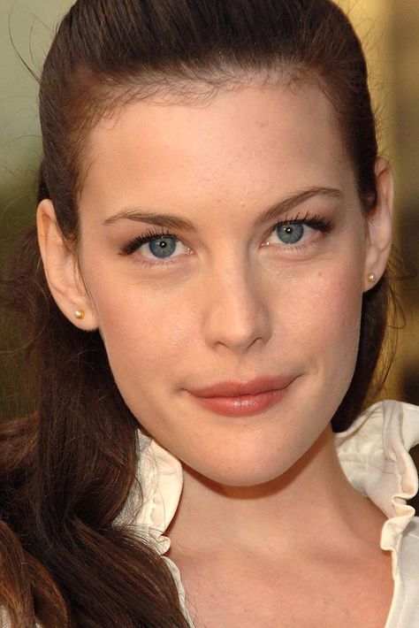 Liv Tyler With Oblong Face Shape #oblongface #livtyler #celebrity  Face shapes guide: oval, oblong, diamond, square, heart face types.  #faceshapes #celebrityfaceshapes #howtoknowyourfaceshape Women With Oval Face Shape, Oval Face Models, Celebrities With Long Faces, Celebrities With Oval Face Shape, Diamond Face Celebrities, Oblong Face Makeup, Diamond Face Shape Celebrities, Oval Face Celebrities, Shape Project