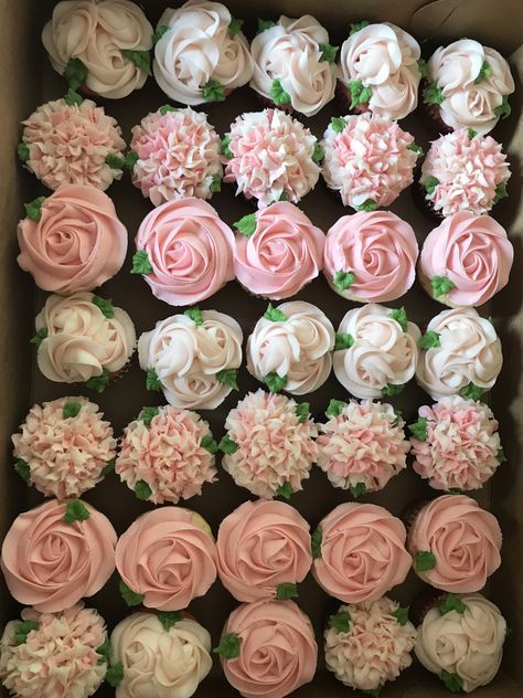 Floral Bridal Shower Cupcakes, Easy Bridal Shower Cupcakes, Pink Bridal Shower Cupcakes, Cupcake With Flowers, Pink And White Flower Cupcakes, Baby In Bloom Cupcake Ideas, Floral Birthday Cupcakes, Cake With Cupcakes Display, Floral Baby Shower Cupcakes