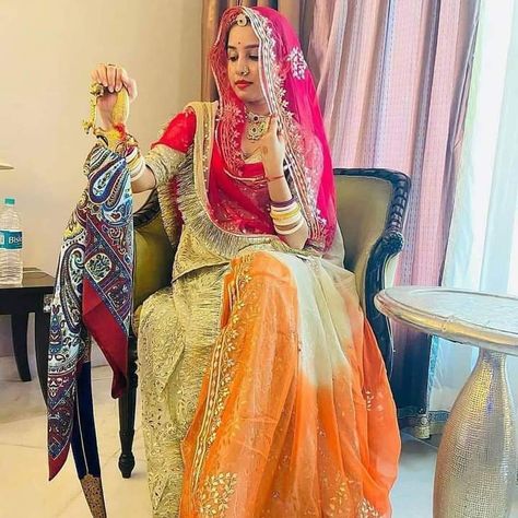 Mehendi Photography Bridal, Rajasthani Bride, Indian Bride Poses, Rajasthani Dress, Bride Photos Poses, Rajputi Dress, Beautiful Bridal Dresses, Romantic Couple Poses, Simple Saree Designs