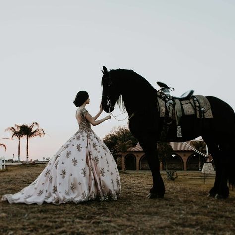 Quince Picture With Horse, 15 Pictures Ideas With Horses, Quince Photo Shoot With Horse, Quinceanera On Horse, Horse For Quince, Horse Quinceanera Ideas, 15 Photoshoot Ideas With Horse, Quince Horse Pictures, Quince Pre Photoshoot Ideas