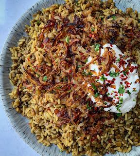 Mücendra Pilavı (Spiced Green Lentils and Rice) Food When Sick, Secret Supper, Spiced Lentils, Store Cupboard, Lentils And Rice, Green Lentils, Crispy Onions, International Food, Turkish Recipes