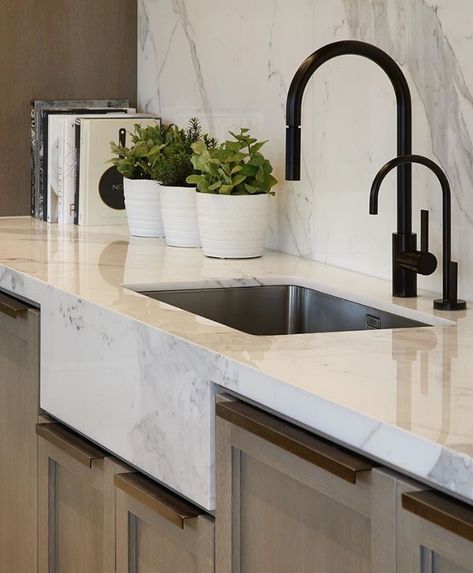 Marble apron front farmhouse sink Style Kitchen Countertops, Farmhouse Chic Kitchen, Marble Countertops Kitchen, Drop In Kitchen Sink, Kitchen Countertop Materials, Chic Kitchen, Kitchen Marble, Farmhouse Style Kitchen, Decor Minimalist