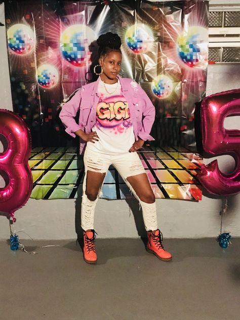 90's Party Outfit Ideas. Spray painted T-shirt and Jodeci Boots. Spray Paint Birthday Outfit, Freaknik Spray Paint Outfit, Best 90s Outfits For Party, 90s Spray Paint Outfit, Spray Paint Outfit, Hip Hop Outfits For Women, 90s Hip Hop Outfits For Women, Paint Outfit, 90 Theme Party Outfit