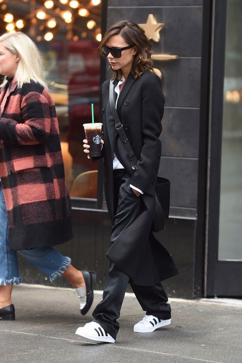 Blazer Street Style, Victoria Beckham Outfits, Victoria Beckham Style, Elegantes Outfit Frau, Walking Down The Street, City Dress, Stil Inspiration, Looks Street Style, Celebrity Street Style