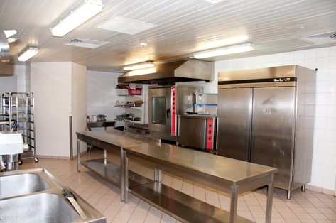 The Commercial Kitchen - What Goes Where and Why Commercial Grade Kitchen, Commercial Kitchen Layout Floor Plans, Commercial Bakery Kitchen, Commercial Kitchen Design For Home, Small Commercial Kitchen Design, Commercial Kitchen Layout, Small Commercial Kitchen, Brewery Ideas, Commercial Style Kitchen