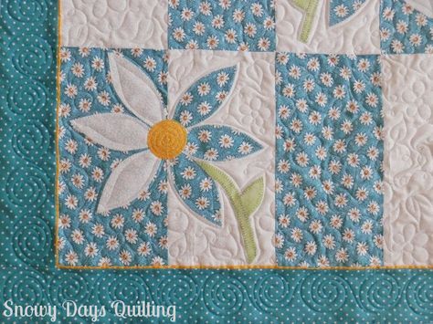 Crazy Daisy — Snowy Days Quilting Daisy Quilt Block Pattern Free, Daisy Quilt Pattern, Graduation Quilts, Flower Quilt Blocks, Easy Crochet Basket Pattern, Quilt Flowers, Daisy Quilt, Girl Quilts Patterns, Flower Quilt Patterns