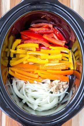 Chicken Sauces, Crockpot Fajitas, Slow Cooker Chicken Fajitas, Homemade Fajita Seasoning, Chicken Fajita Recipe, Slow Cooked Chicken, Mexican Dinner Recipes, Mexican Dinner, Chicken Fajita