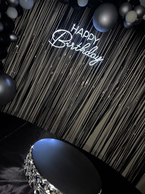 All White Birthday Decorations, Black Aesthetic Birthday Party, Black Theme Bday Party, Silver Birthday Party Aesthetic, All Black Sweet 16, All Black Festa, Black Bday Decorations, 18th Birthday Black Theme, 18th Birthday Party Ideas Black