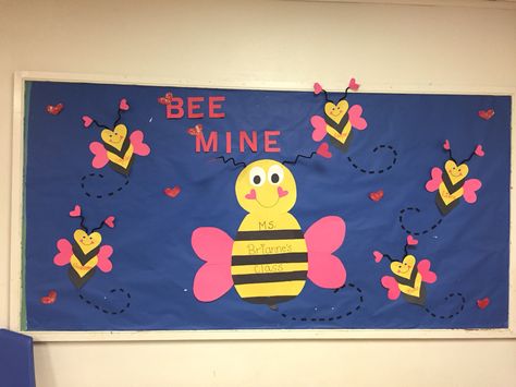 Valentine's Day Bulletin Board.. "Bee Mine" Valentines Classroom Door, Bee Bulletin Boards, February Bulletin Boards, Valentine Bulletin Boards, College Bulletin Boards, Valentines Day Bulletin Board, Bee Mine Valentine, Bee Valentine, Halloween Bulletin Boards