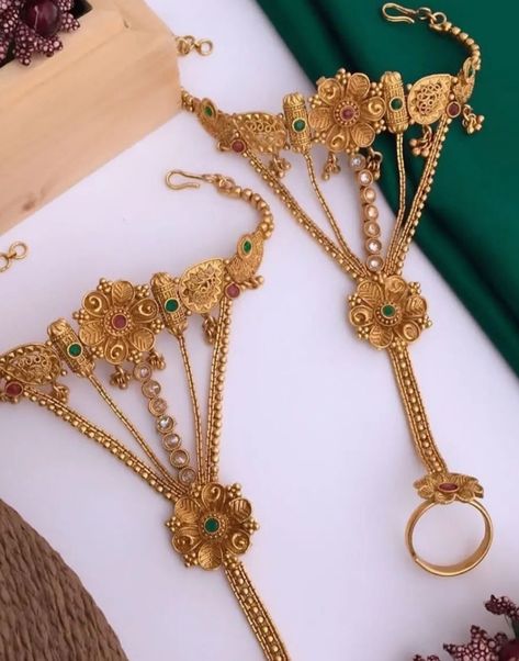 Hathpan Gold Jewellery, Gold Panja For Hand, Gold Jewelry Prom, Unique Gold Jewelry Designs, Jewelry Prom, Hand Chain Jewelry, Neck Pieces Jewelry, Gold Earrings Models, Bridal Jewellery Design