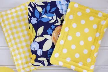 DIY Zero-Waste Reusable Sponges | eHow Diy Joy, Fruit Bag, Scrap Fabric Projects, Sewing Tutorials Free, Beginner Sewing Projects Easy, Small Sewing Projects, Sewing Projects For Beginners, Diy Couture, Easy Sewing Projects