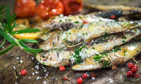 Sardine Crisps - Kara Fitzgerald ND Naturopathic Doctor How To Eat Sardines, Fried Sardines, Sardines Recipes, Energy Boosting Foods, Grilled Sardines, Food To Gain Muscle, Sardine Recipes, Sustainable Eating, Eat Seasonal