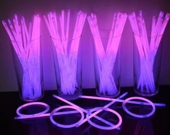 Deco Violet, Purple Sweet 16, Purple Birthday Party, Glow In The Dark Party, Sweet Sixteen Birthday Party Ideas, Sweet 16 Themes, Glow Bracelets, Movie Ideas, Dark Party