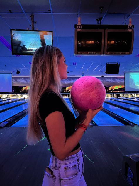 Bowling putting pink bowling ball blue neon lights high waisted jeans black t shirt white plastic headband Bowling Party Aesthetic, Boliche Aesthetic, Bowling Poses, Bowling Aesthetic Pictures, Bowling Photoshoot, Bowling Pics, Bowling Photos, Bowling Aesthetic, Neon Bowling