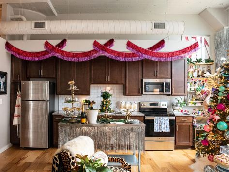 Vintage Eclectic Christmas Decor, How To Decorate With Tinsel Garland, Small Basement Storage, Tinsel Garland Ideas Decoration, Tinsel Decorating Ideas, Bohemian Christmas Decor, Maximalist Christmas, Cheap Christmas Trees, Colorful Maximalist