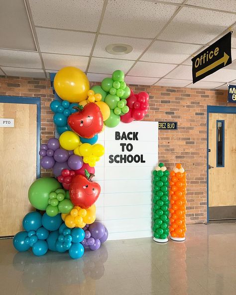 Wishing everyone a safe and fun school year! ✨📚 We recycled last years display at Howard’s request, but made subtle changes to make it new … | Instagram Back To School Photo Booth Backdrops Diy, Back To School Balloon Decor, Back To School Balloon Arch, Back To School Balloons, Last Day Of School Party, School Balloons, School Wide Themes, Preschool Graduation Party, Teacher Party